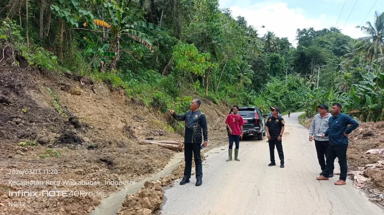 Wabup Sumba Barat Tinjau Jalan Longsor jelang Pasola
