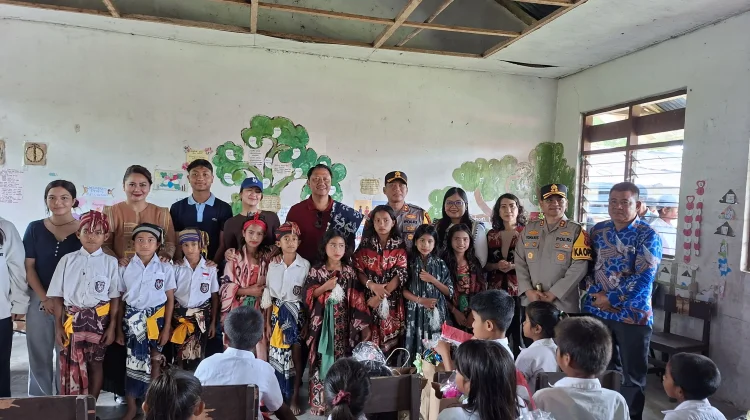 Wakapolda NTT Beri Bantuan Siswa dan Sekolah di Sumba Timur