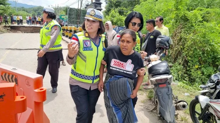 Polwan Polda NTT Evakuasi Ibu Hamil di Lokasi Jembatan Ambruk Naibonat
