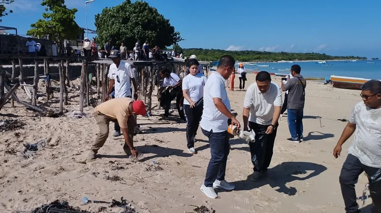 Panitia Paskah Pemuda Kabupaten Kupang Lakukan Aksi Bersih Pantai di Tablolong