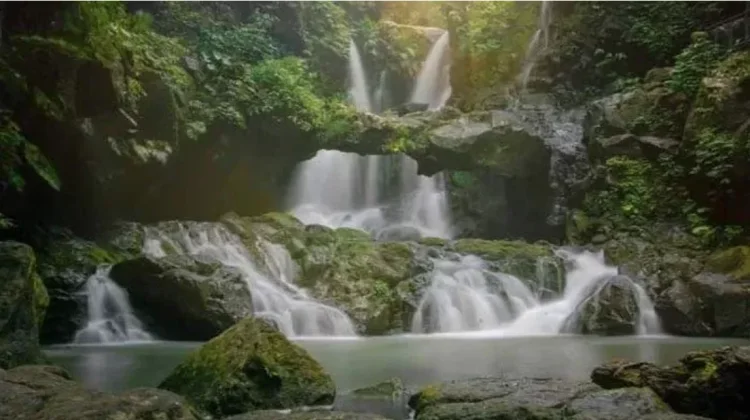 Pesona Jembatan Alam Air Terjun Padha Watu