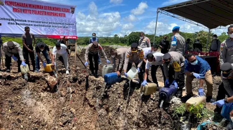 Polresta Kupang Kota Musnahkan Lima Ton Miras Ilegal