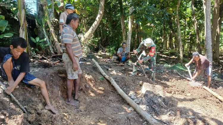 Babinsa Bersama Warga Gotong Royong Bangun Rumah