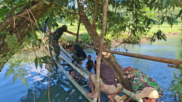 TNI dan Warga Gotong Royong Bangun Jembatan Desa