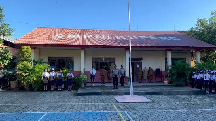 Satbinmas Polresta Kupang Kota Binluh Pelajar SMPN 1