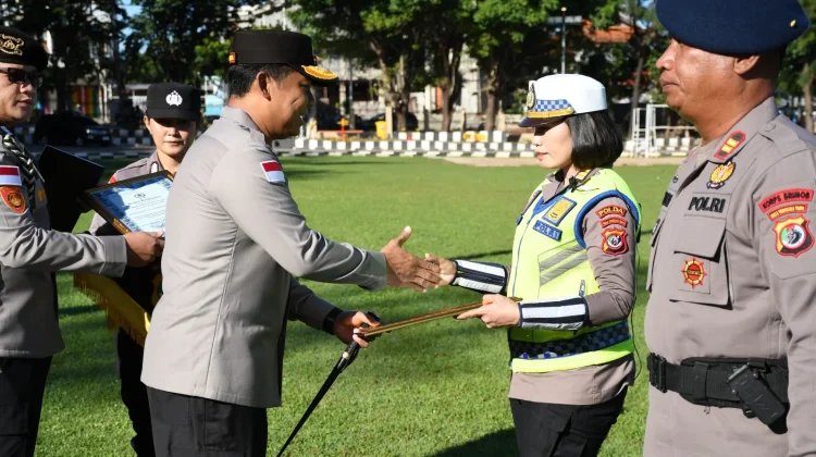 Berprestasi Personel Polda NTT Dapat Penghargaan dari Kapolda NTT