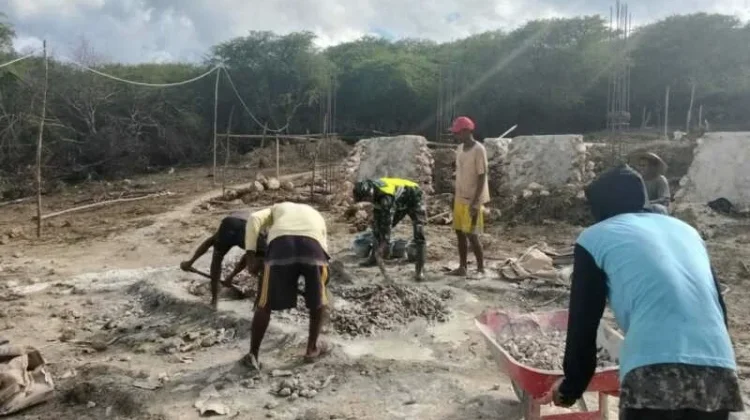 Babinsa Awasi Pengecoran Koperasi Merah Putih Desa Fatelilo