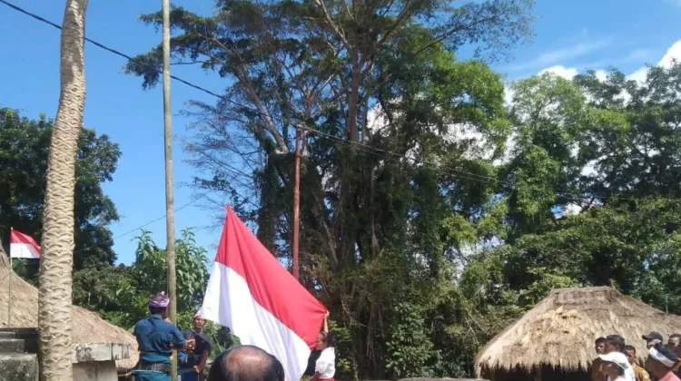 Warga Kampung Wanno Muttu Kibarkan Bendera Merah Putih