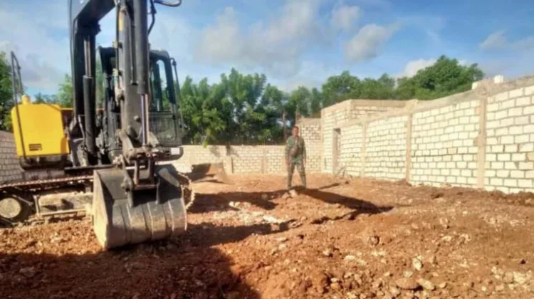 Babinsa Pantau Pembangunan Gedung Gerai Koperasi Merah Putih Desa Lekunik