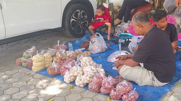 Pasar Murah Diserbu Warga, Sembako Ludes di Oeba
