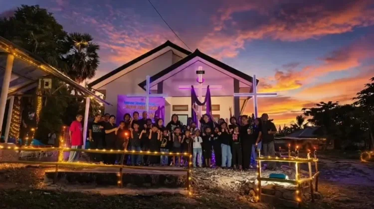 Kompak dan Kreatif, Jemaat Tuturkarlain Bangun Ornamen Paskah