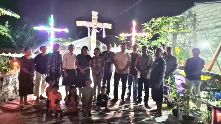 Lampu Warna Hiasi Salib Paskah GMIT Syalom Mokdale
