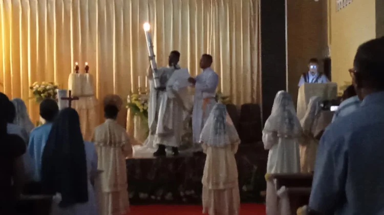 Perarakan Lilin Paskah Jadi Pembuka Vigili di Kapela Santo Agustinus Bello