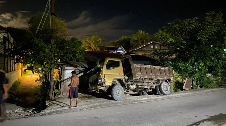Mesin Mati di Tanjakan, Truk Hantam Rumah Warga