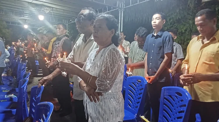 Perayaan Malam Paskah Umat Perbarui Janji Baptis