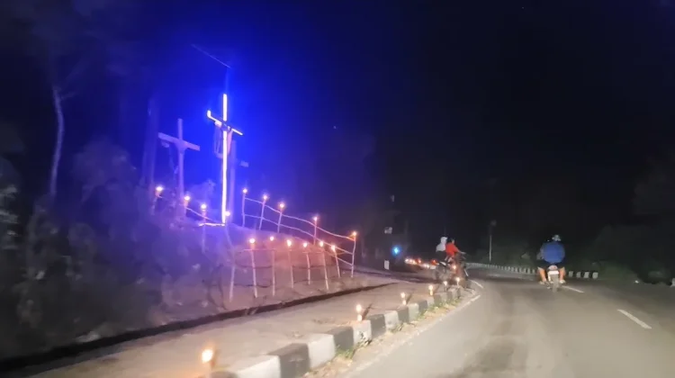 Tradisi Lampu Pelita Hiasi Jalan jelang Paskah