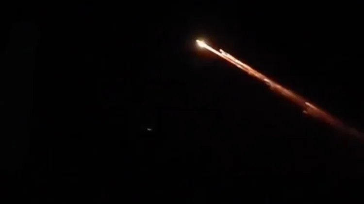 Apa Itu Fenomena Debris di Langit