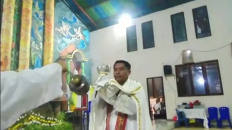 Umat Katolik Rote Ndao Hayati Kamis Putih