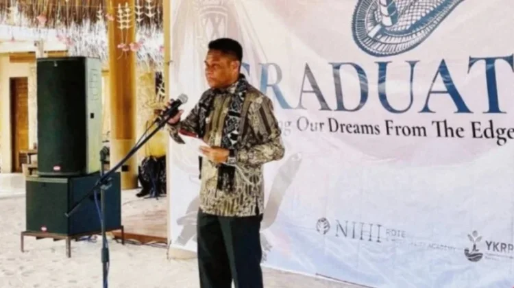 Puluhan Pemuda Rote Lulus Akademi Hospitality