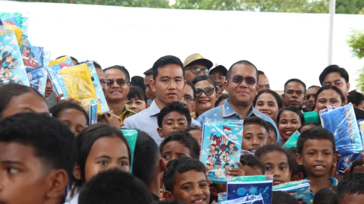Wapres RI Gibran di Tengah Kerumunan Pelajar SD Inpres Kaniti Kabupaten Kupang