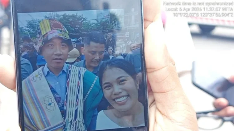 Seorang Wanita Histeris Usai Swafoto dengan Wapres Gibran di Kupang
