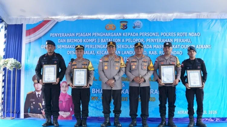 Kapolda NTT Beri Penghargaan Penyelamat Paus di Rote Ndao