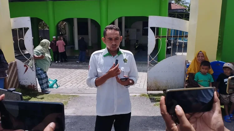 Remaja Masjid Nurul Jadid Babau Bagikan Air Minum saat prosesi paskah