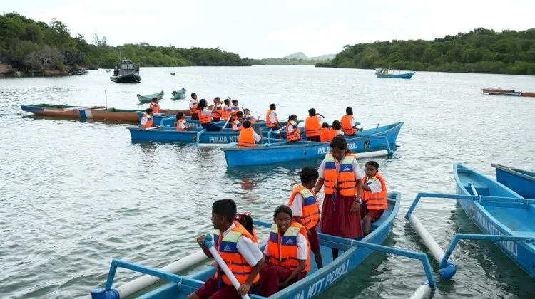 Kapolda NTT Bantu Perahu dan Sembako Masyarakat Pesisir Landu Leko