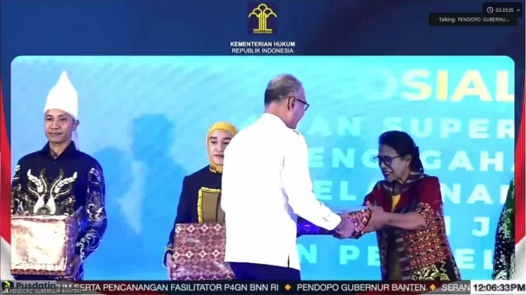 Lurah Fatufeto Terima Penghargaan Sebagai Posbakum Kelurahan