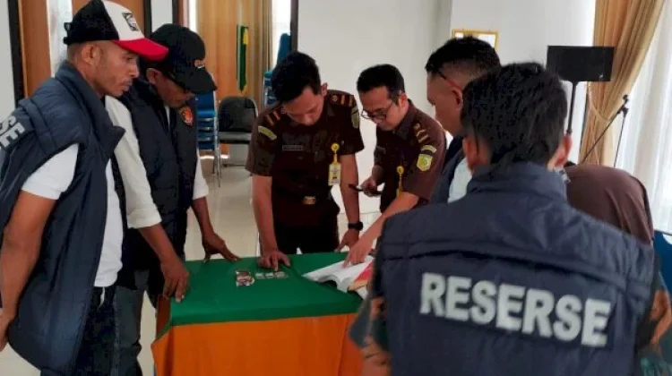 Ditresnarkoba Polda NTT Tahap II Lima Tersangka Narkotika ke Kejari Ngada