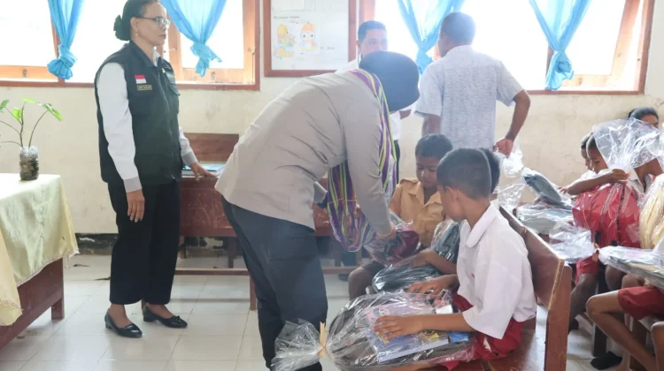 Kapolda NTT Bantu Alat Sekolah di SD Inpres Bosen Kab TTS