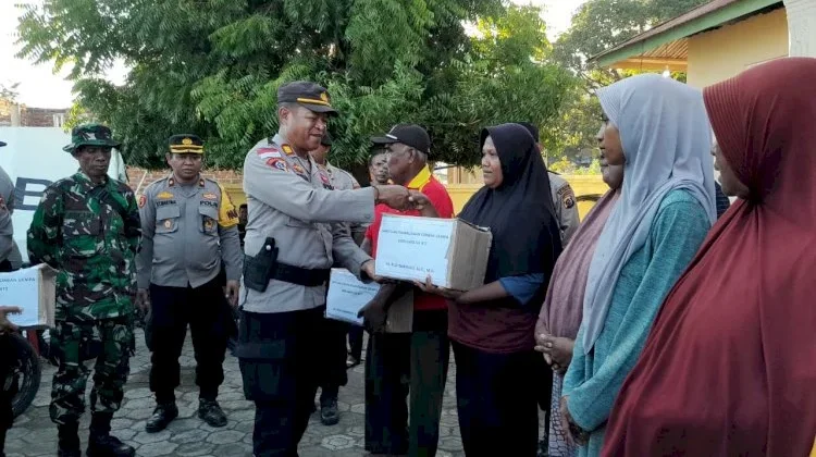Kapolda NTT Bantu Korban Bencana Gempa Bumi di Adonara Timur