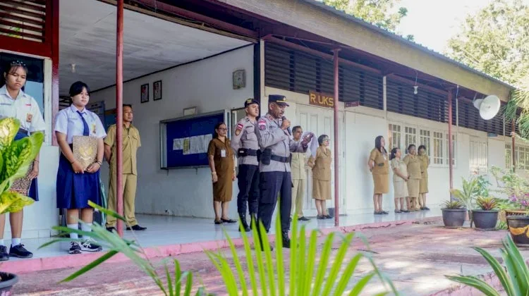 Polresta Kupang Kota Gelar Upacara Bendera di SMPN 5 Kupang