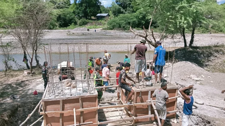 Kodim 1618/TTU Lanjutkan Pekerjaan Pondasi Jembatan Garuda
