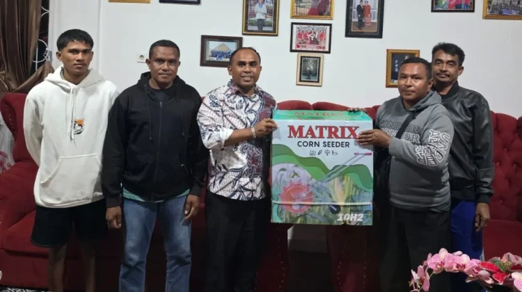 Simson Polin Serahkan Bantuan Alsintan