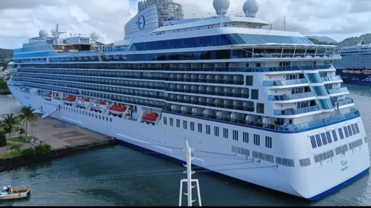 Kapal Wisata Mewah Oceania Vista Singgah di Kupang