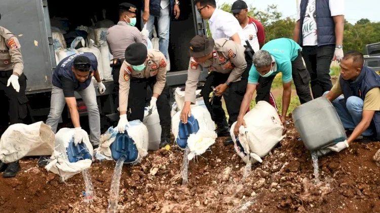 Polda NTT Musnahkan 6.381 Liter Miras Ilegal