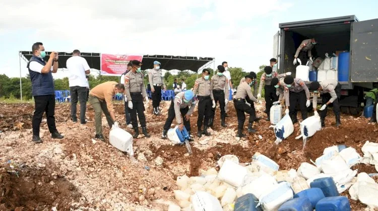 Pemusnahan 3.681 Liter Miras Ilegal Bukti Penegakan Hukum