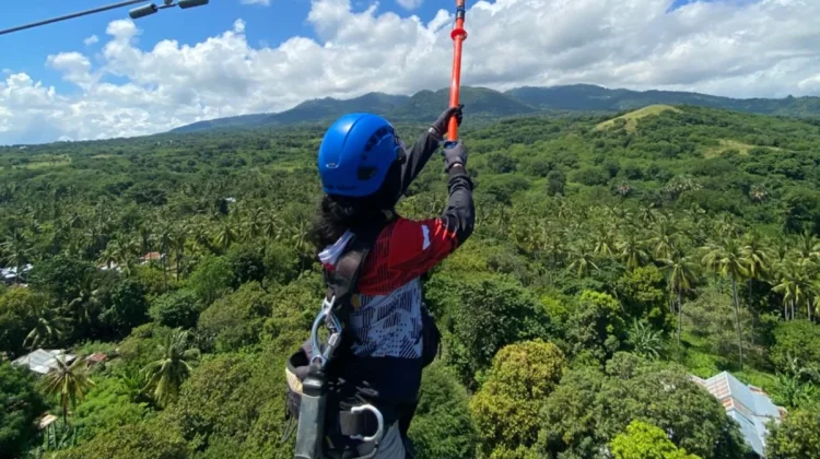 Panjat Menara Puluhan Meter, Srikandi PLN NTT Jadi Kartini Masa Kini