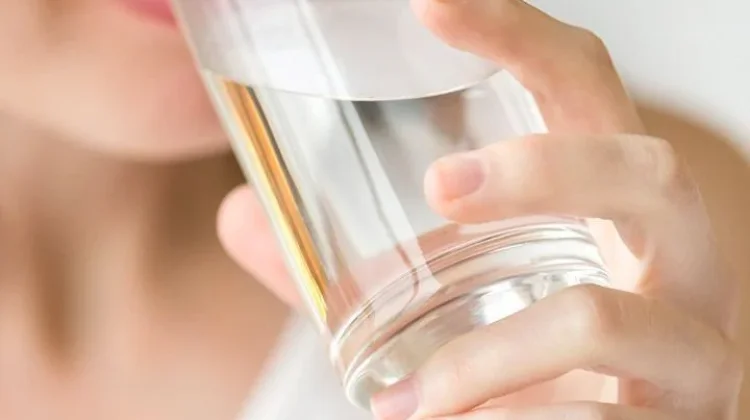 Manfaat Utama Minum Air Hangat saat Perut Kosong