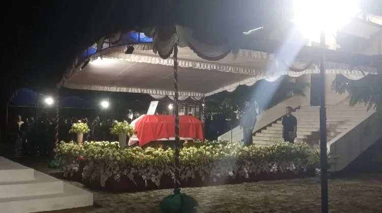 Bupati Sumba Timur Pimpin Persamayan Jenazah Bupati Periode 1994 - 1999