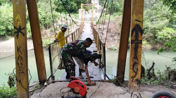 Babinsa Waingapu Dampingi Pengelasan Jembatan Garuda demi Keselamatan Warga