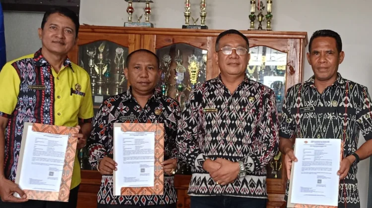Koordinator Pengawas Serahkan SK Tiga Kepala Sekolah di Rote Ndao