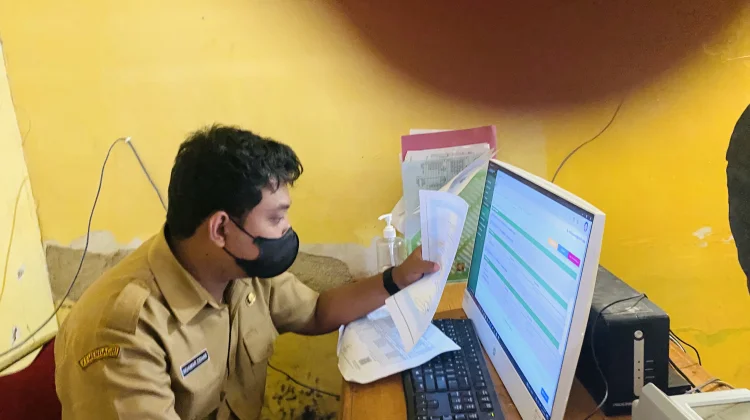 Pelayanan Dukcapil Sumba Barat Diserbu Pemohon KTP Pemula