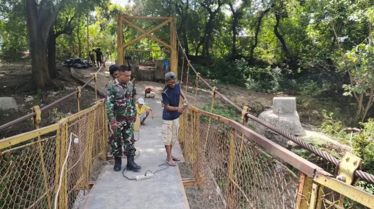 Semangat tanpa Batas,Babinsa Waingapu Dampingi Pengelasan Jembatan Garuda