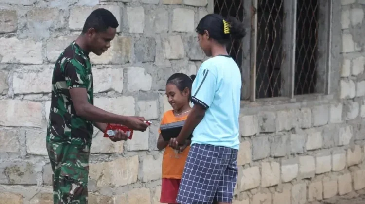 Kehangatan TNI dan Rakyat Terjalin di Umbu Wangu