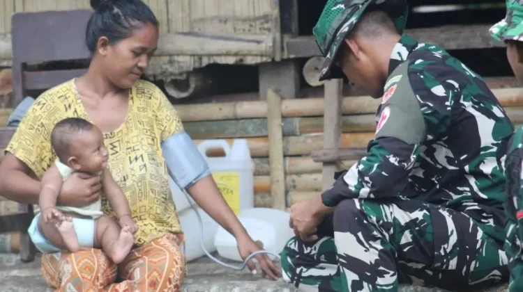 Program TMMD Ke-128 Kodim SBD Berikan Layanan Kesehatan Kepada Masyarakat