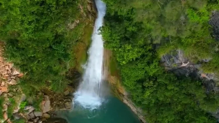 Keasrian Air Terjun Oenitas yang Belum Banyak Terjamah