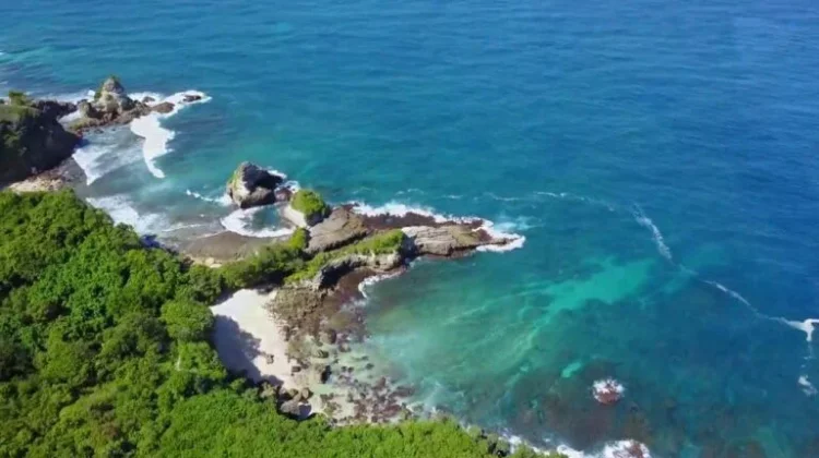Pantai Watukaka Sumba Barat, Destinasi Eksotis dengan Akses Menantang