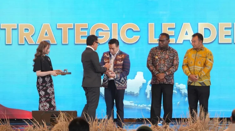 Wali Kota Kupang Terima Penghargaan Top Strategic Leadership